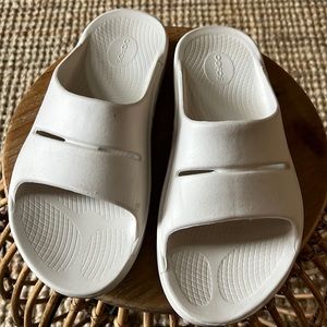 White Oofos Men’s Sz. 11 - like new condition